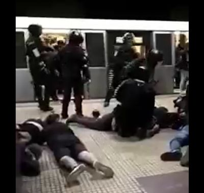 Palos en Francia en el metro