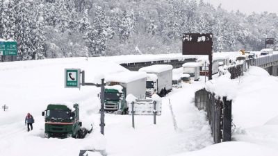 Japan: Snow traps 1,000 drivers in frozen traffic jam