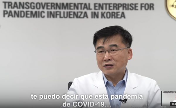 El profesor coreano Woo-Joo explica las medidas contra el Covid-19